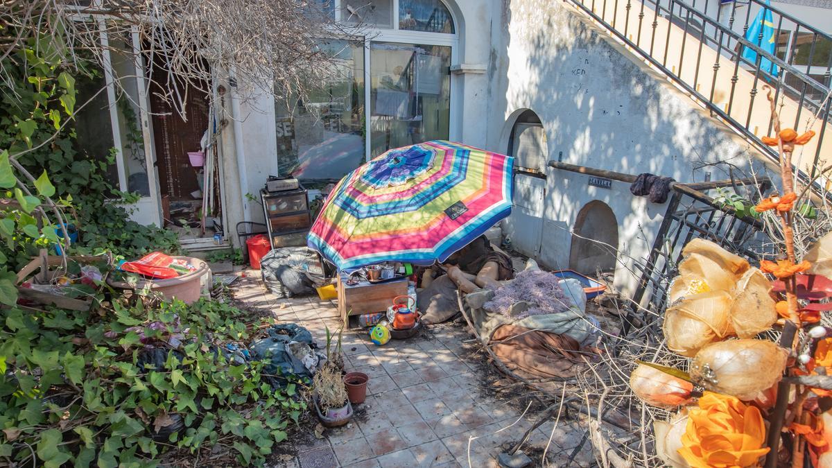 Imagen de la terraza de la vivienda y la mujer de 82 años realizada el pasado verano cuando los vecinos alertaron de su situación