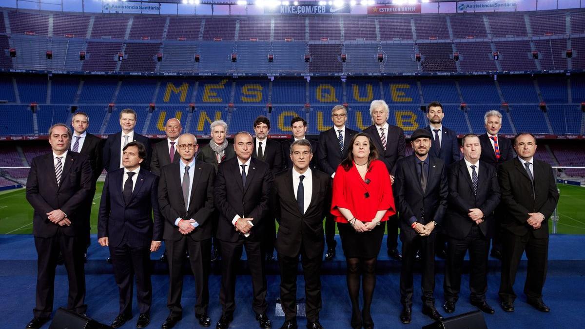 Laporta y su directiva, tras la toma de posesión en el Camp Nou.