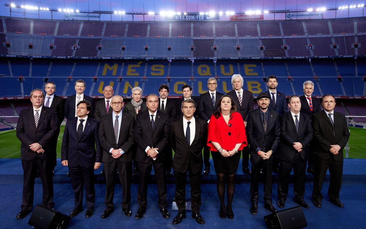 Laporta y su directiva, tras la toma de posesión en el Camp Nou.