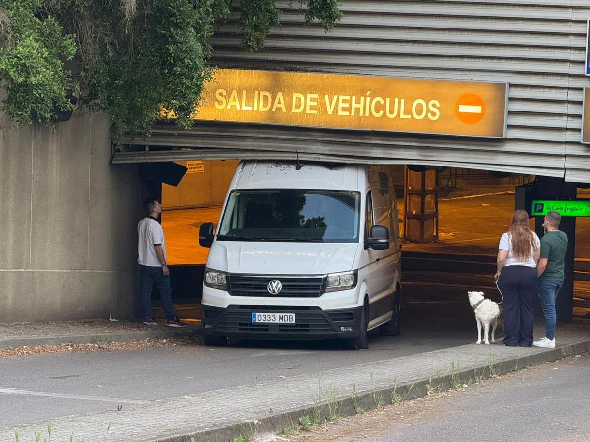 La furgoneta que ha quedado atrapada en la salida del parking.