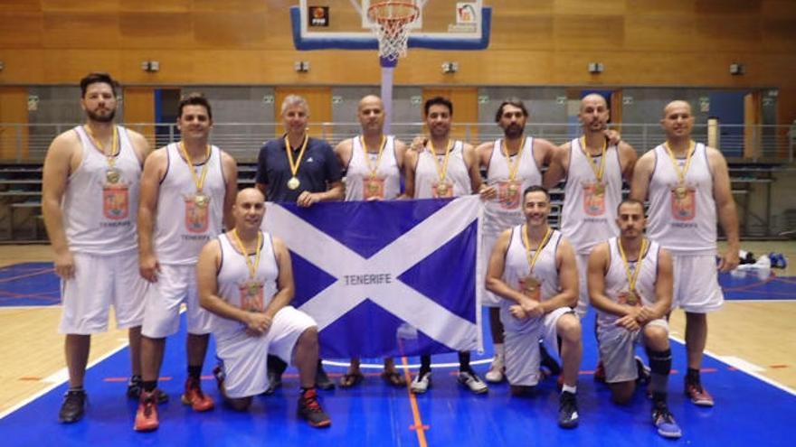 Ganadores del oro en baloncesto en los Europeos de Policías y Bomberos.