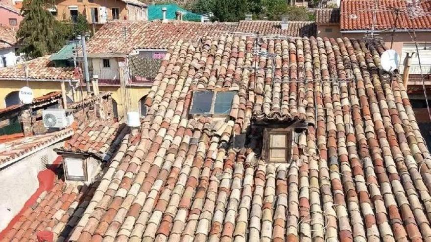 Els Bombers desallotgen un edifici a Berga després dels ensorraments parcials de teulades de tres cases deshabitades