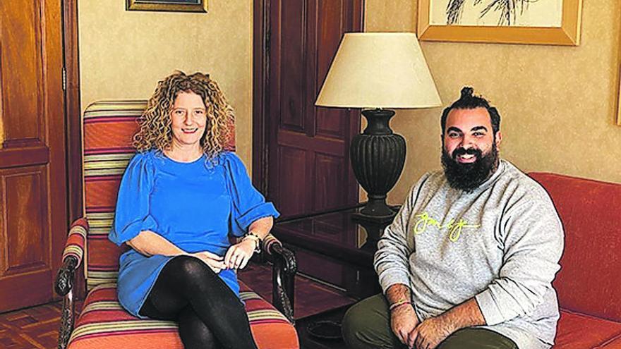 La consejera de Promoción Económica del Cabildo de La Palma, Raquel Díaz, y Jesús Gutiérrez.