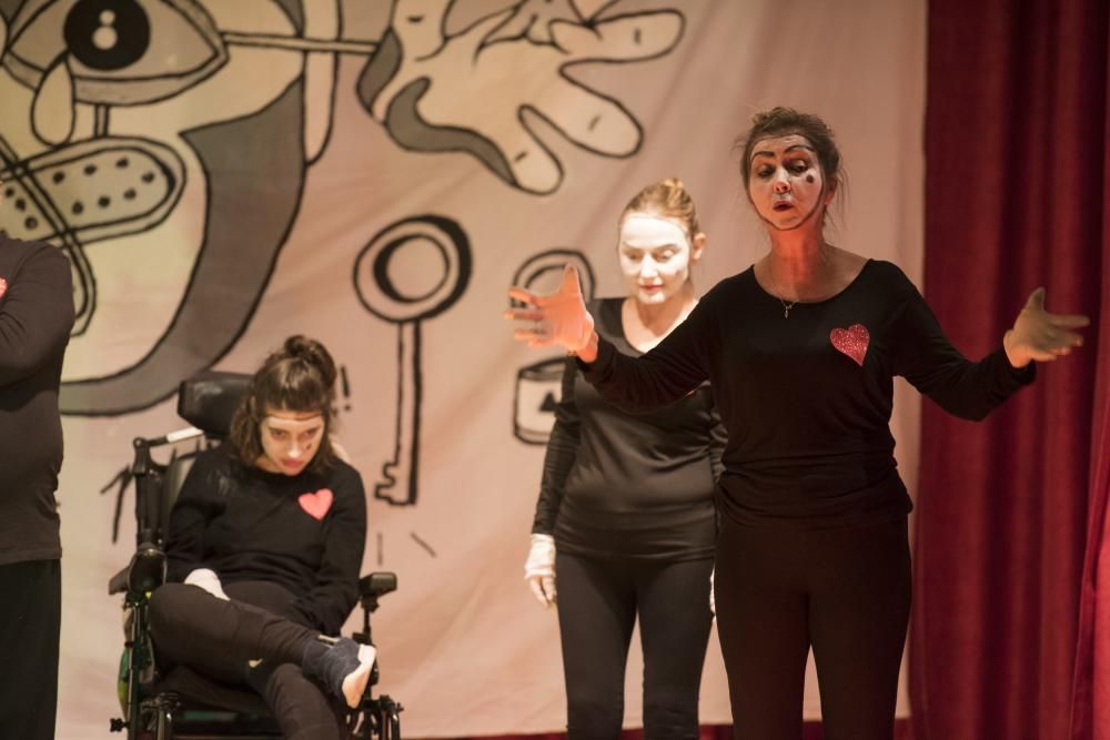 La tarda de circ i teatre a la Llar Sant Joan de Déu mostra el poder transformador de les arts escèniques