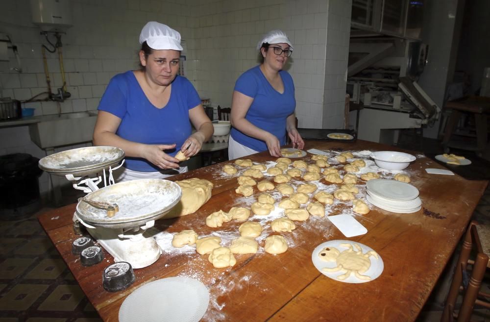 Forn de Manuela. Primer premio de monas y segundo de torta de pasas y nueces.