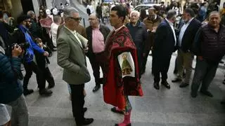 Jairo Miguel acude al Gran Teatro vestido de torero tras no ser incluido en el cartel de la feria de Cáceres