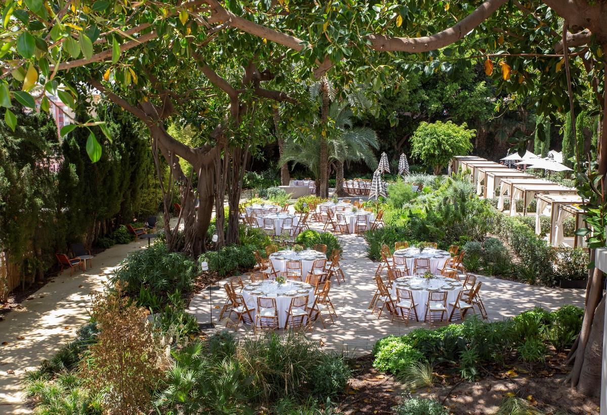Banquete en los jardines del Hotel Mercure Benidorm.