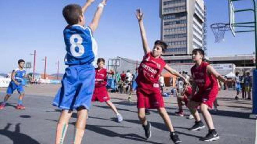 Un partido del Memorial Quino Salvo de baloncesto base disputado en la Praza do Rei viguesa.