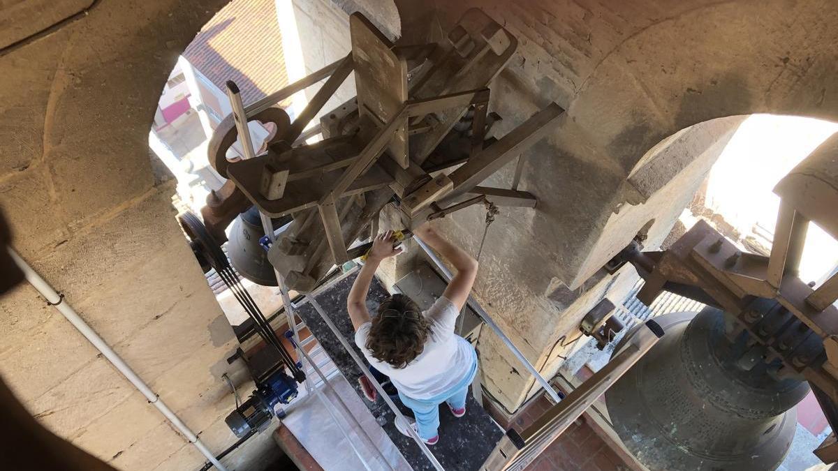 Eva Gomis, durante los trabajos de restauración de la matraca en el campanario.