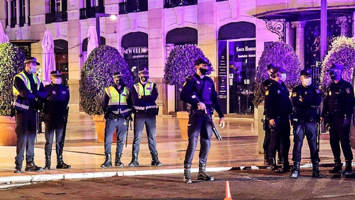 Controles de la Policía Local y de la Nacional para velar por el cumplimiento de las medidas anti-covid en Alicante y medidas contra el botellón. | INFORMACIÓN