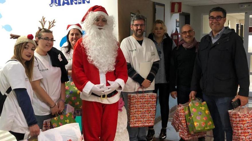 Entrega de juguetes en el hospital