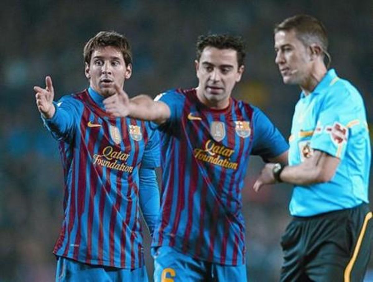 Xavi i Messi assenyalen a l’àrbitre que la barrera del Betis s’ha avançat abans de servir una falta.
