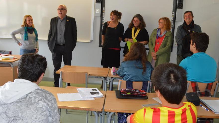 Josep Bargalló amb alumnes de tercer d&#039;ESO del Serra de Noet de Berga, aquest dijous