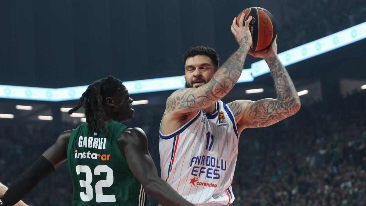 Wenyen Gabriel y Vincent Poirier, durante el partido