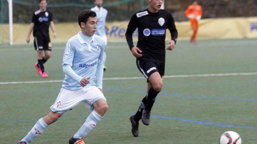 Un jugador del Celta conduce el balón durante un encuentro de Liga disputado en A Madroa. // José Lores