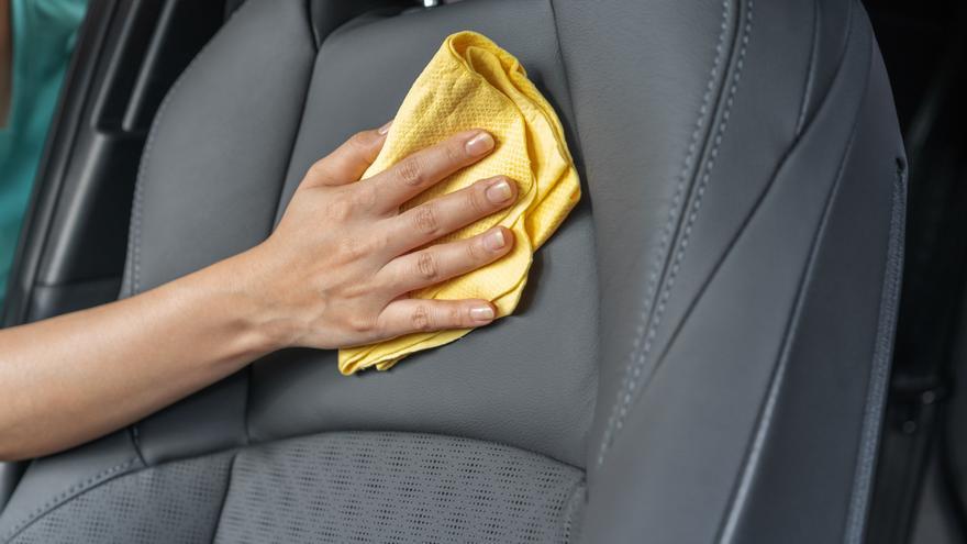 Lo que debes hacer y lo que no al limpiar los asientos del coche 
