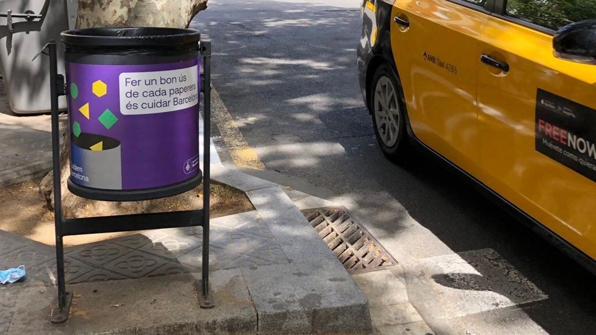 Las papeleras de Barcelona lucen el eslogan que recuerdan su uso para mantener limpia la ciudad