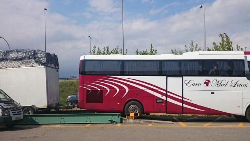 Un dels autobusos enxampat amb excés de pes