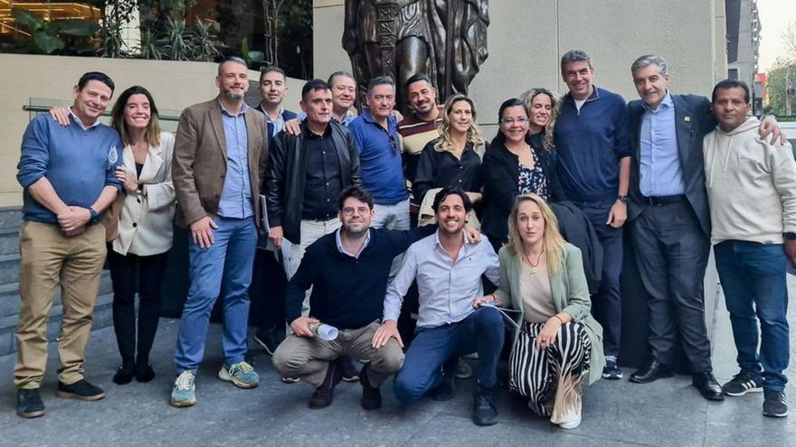 Los representantes del club, junto a patrocinadores y a Arturo Elías. | REAL OVIEDO
