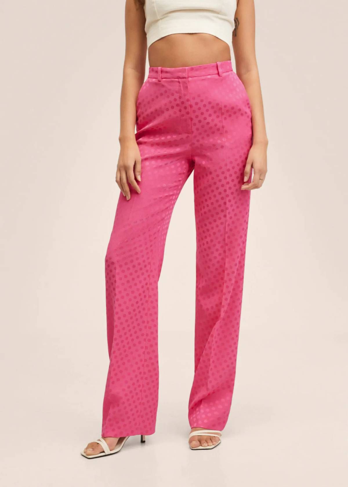 Pantalón de traje rosa fucsia con lunares, de Mango