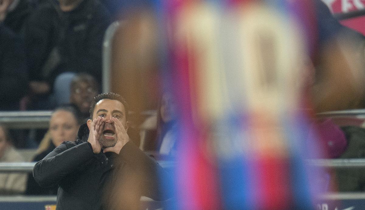 Xavi animando desde la banda durante el Barça-Cádiz.