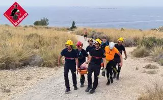 El rescate en la Cala Erizos de Villajoyosa por parte de los bomberos