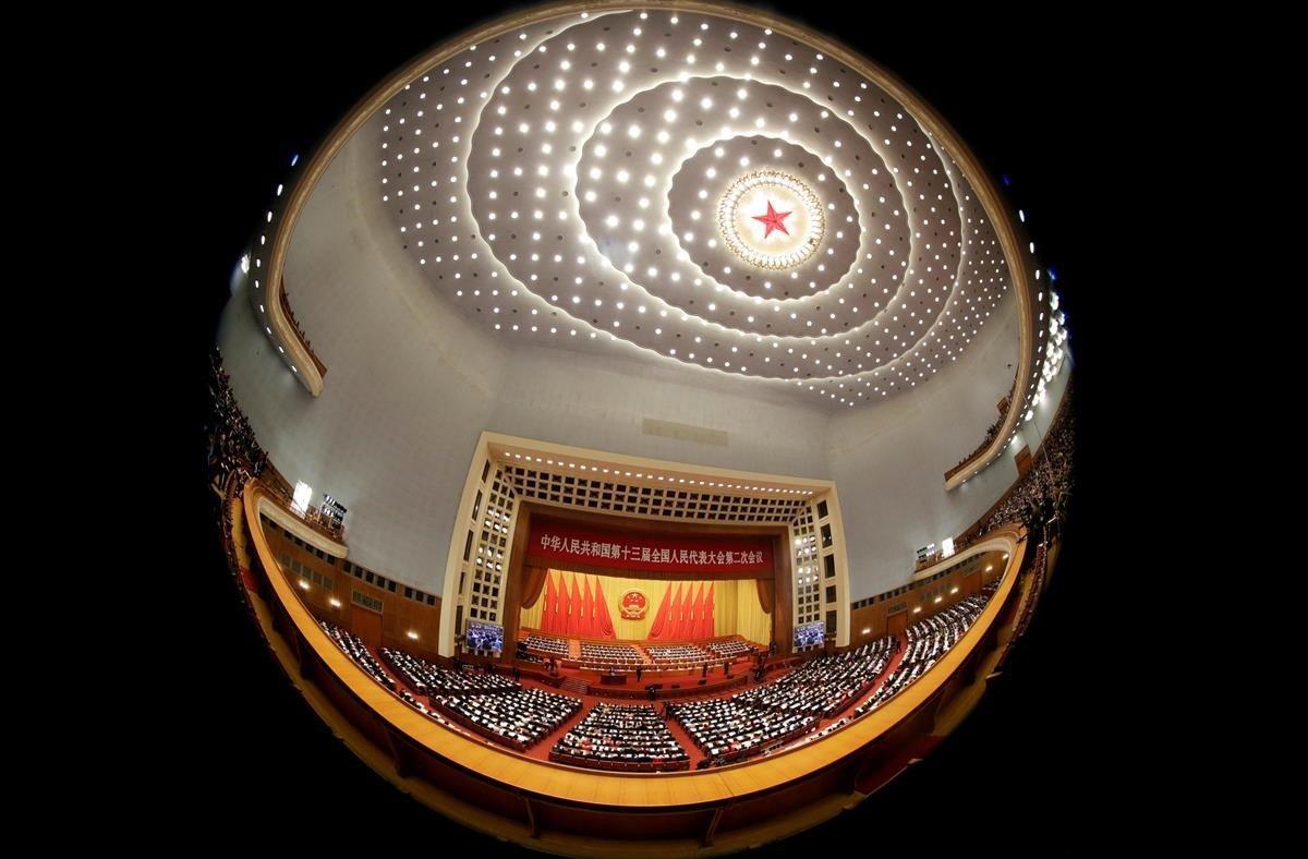 Delegados asisten a la sesión de apertura del Congreso Nacional del Pueblo NPC en el Gran Palacio del Pueblo en Beijing, China.