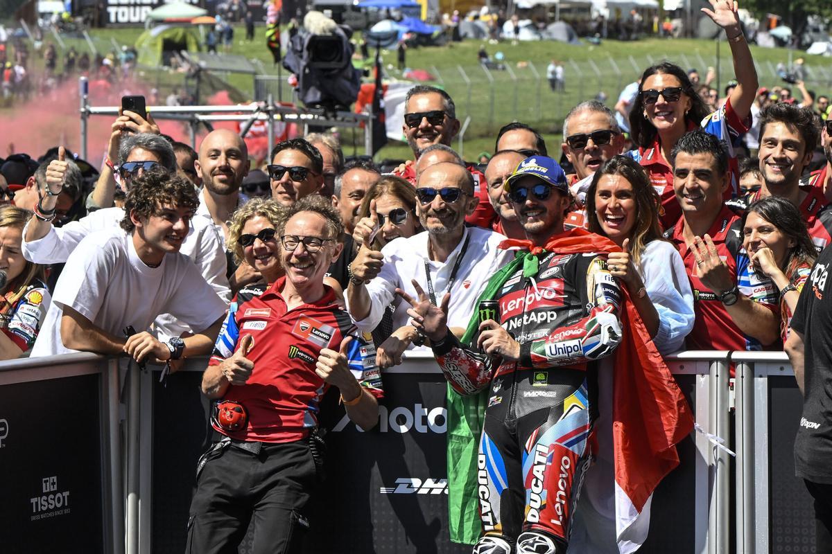 BAGNAIA Francesco (ita), Ducati Lenovo Team, Ducati Desmosedici GP26, portrait, celebrating his podium during the 2026 MotoGP Brembo Grand Prix of Italy, on the Mugello circuit, from May 29 to 31, in Italy - Photo Studio Milagro / DPPI AFP7 31/05/2026 ONLY FOR USE IN SPAIN