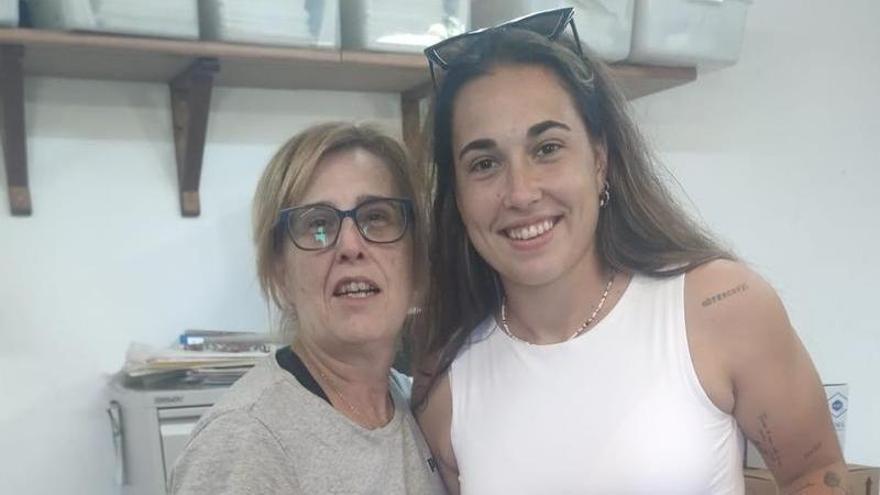 Cata Coll lee con su madre el reportaje de Diario de Mallorca