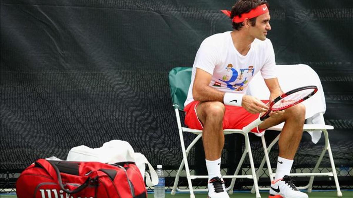 Roger Federer debe valorar si corre el riesgo de jugar después de volver a sentir dolores en su rodilla izquierda
