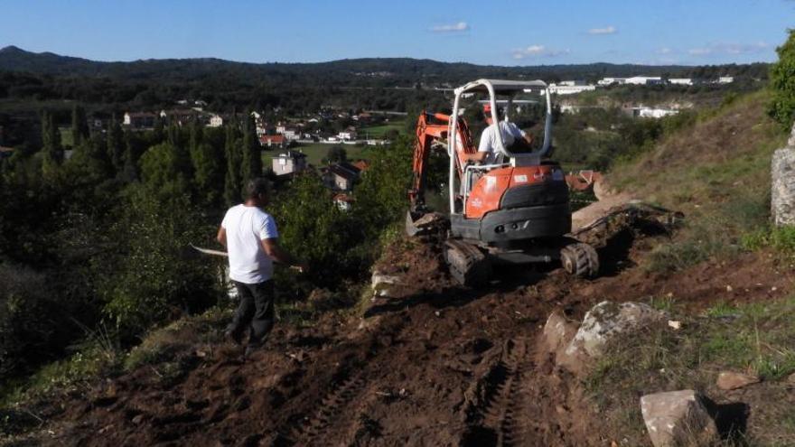 Hallan restos óseos humanos en Allariz mientras realizaban tareas de desbroce