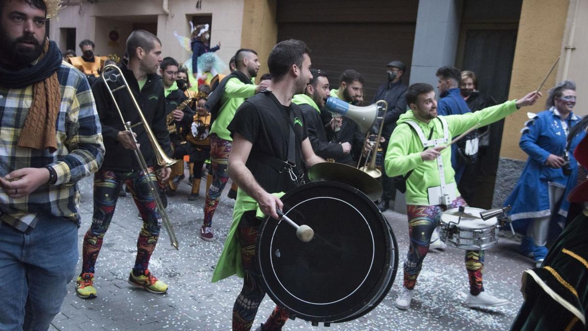 La rua del Carnaval de Sallent va tornar, ahir, amb un ambient molt festiu al qual van contribuir les set xarangues que van participar en la festa | MIREIA ARSO