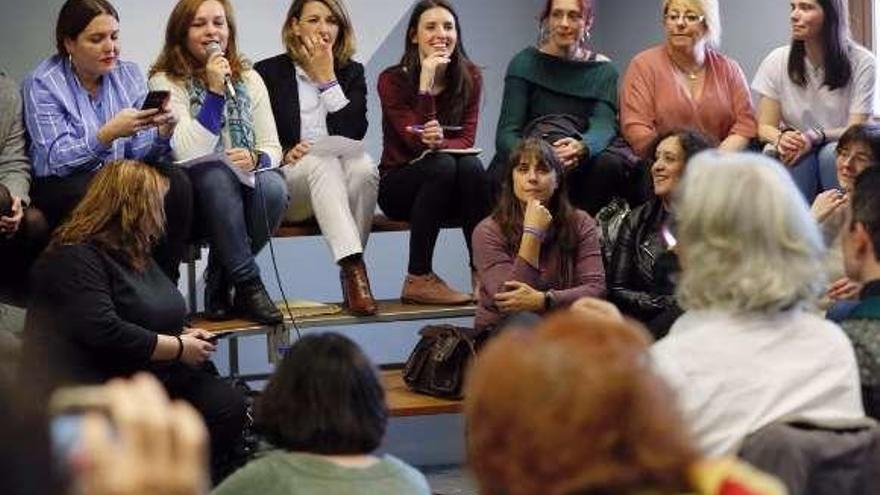 Díaz (3i.) y Montero (4i.), durante el acto de ayer en Vigo. // José Lores