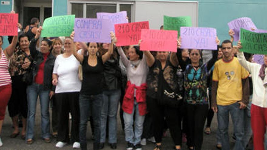 Varios de los manifestantes del pasado viernes ante las 210 viviendas de Ciudad del Campo, aún cerradas.