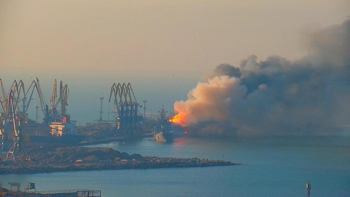 Incendio en un barco ruso en el puerto de Berdiansk 