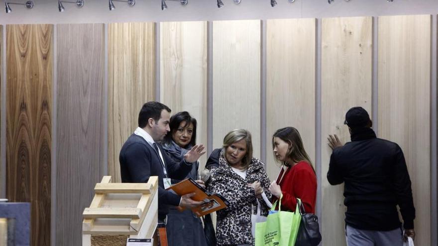 Varios visitantes, ayer, en la feria Fimma-Maderalia