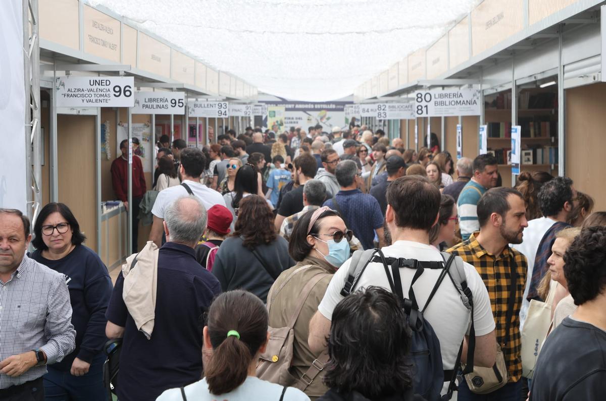 La Fira del Llibre desafía al mal tiempo y celebra un sábado de máxima afluencia La Fira del Llibre desafía al mal tiempo y celebra un sábado de máxima afluencia