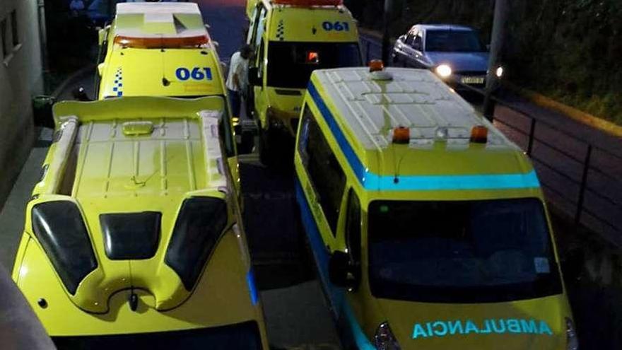 Ambulancias a la entrada de Urgencias del Hospital Montecelo el martes por la tarde a última hora. // FdV