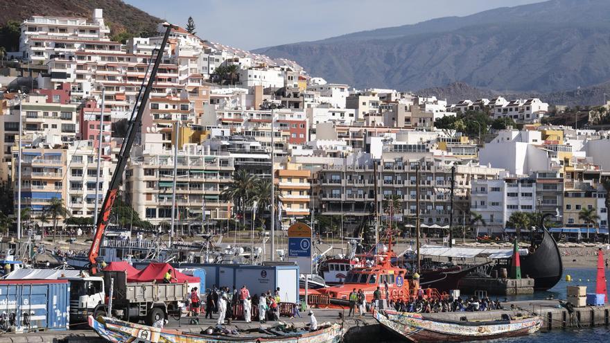 Un cayuco con 139 personas a bordo en aguas cercanas a Tenerife amplía la crisis migratoria