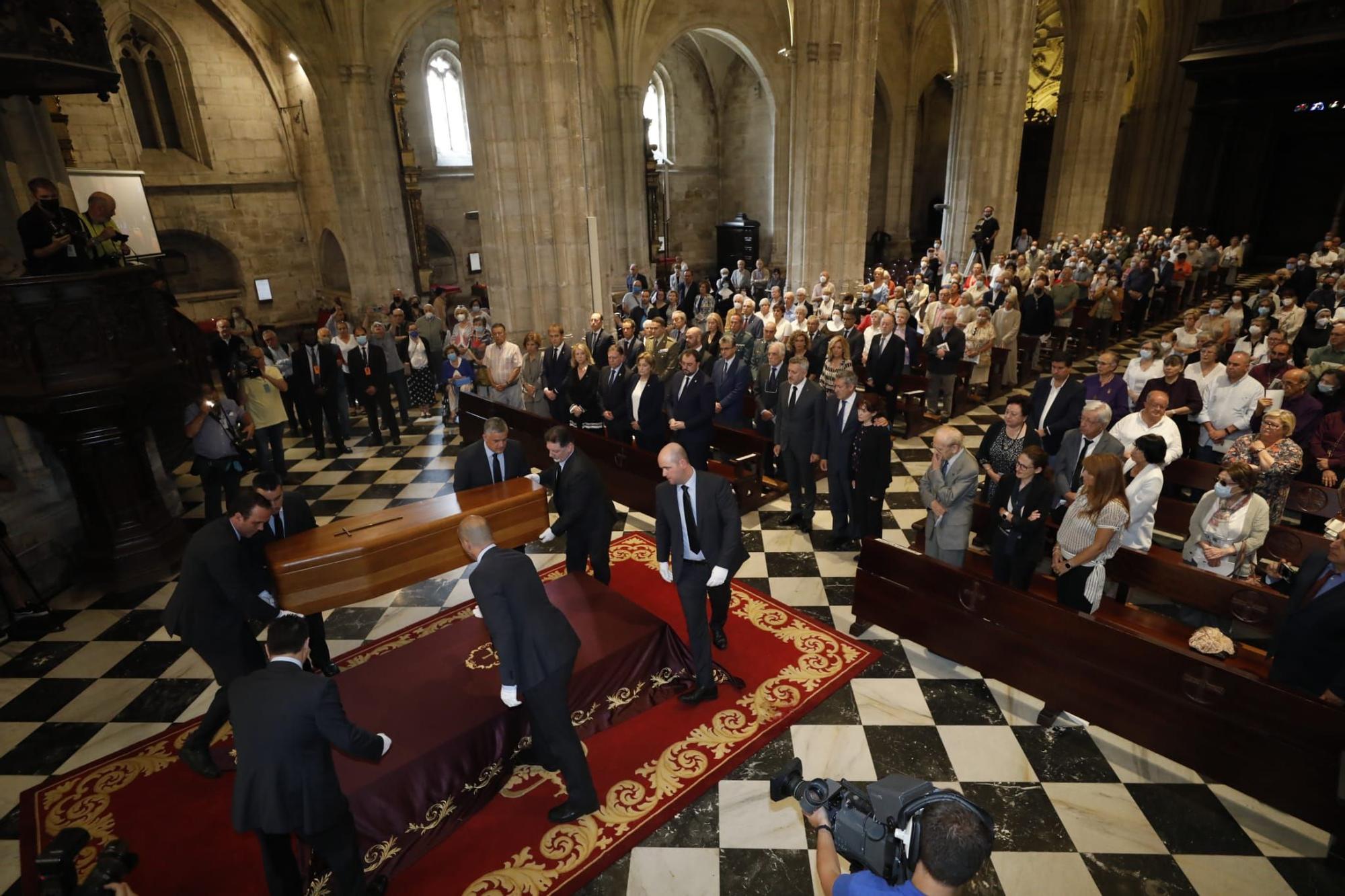 EN IMÁGENES: Asturias despide a Gabino Díaz Merchán en un multitudinario funeral en la Catedral de Oviedo