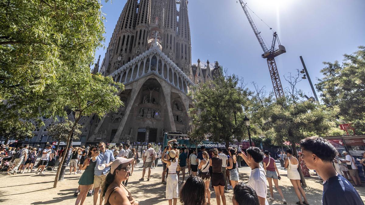 El turismo vuelve a llenar Barcelona en un verano que apunta a cifras récord