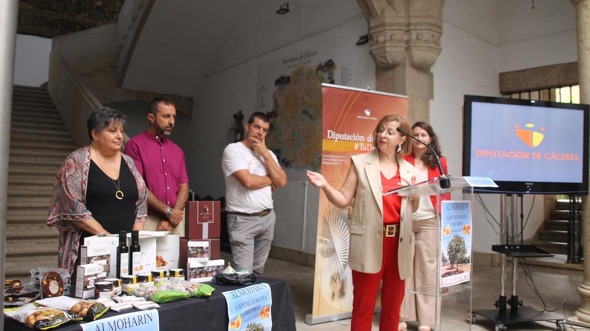 De izquierda a derecha, Antonia Fernández, concejala de Cultura; Manuel Cazenave y José Jiménez, presidente y gerente de Regadhigos, la alcaldesa de Almoharín, Antonia Molina y la vicepresidenta de la Diputación de Cáceres, Isabel Ruiz Correyero, esta mañana en la presentación de la Feria del Higo.