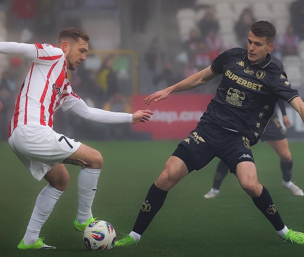 Bazdar pugna por un balón con un jugador del Cracovia este sábado.