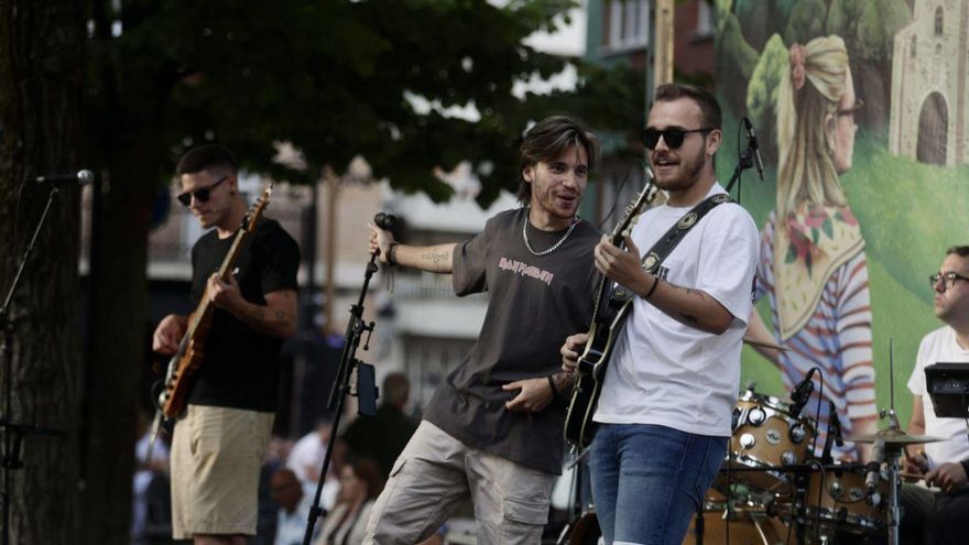 Un momento del concierto del grupo «Buscavidas» celebrado en la plaza Porlier.    | IRMA COLLÍN
