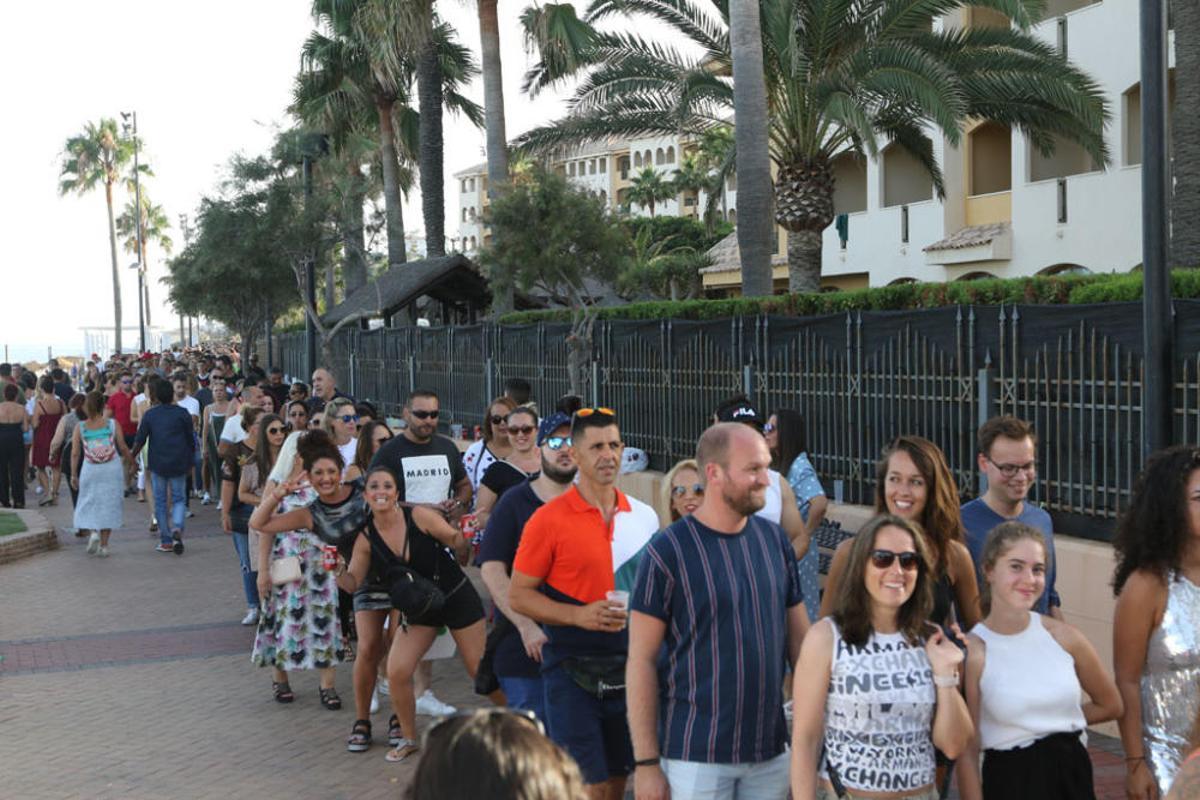 Gran expectación ante el único concierto de Jennifer Lopez en España. Se han formado largas colas hasta la apertura de las puertas del recinto del Marenostrum Castle Park, escenario del concierto.