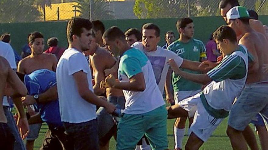 Un partido de fútbol en Arguineguín termina en batalla campal