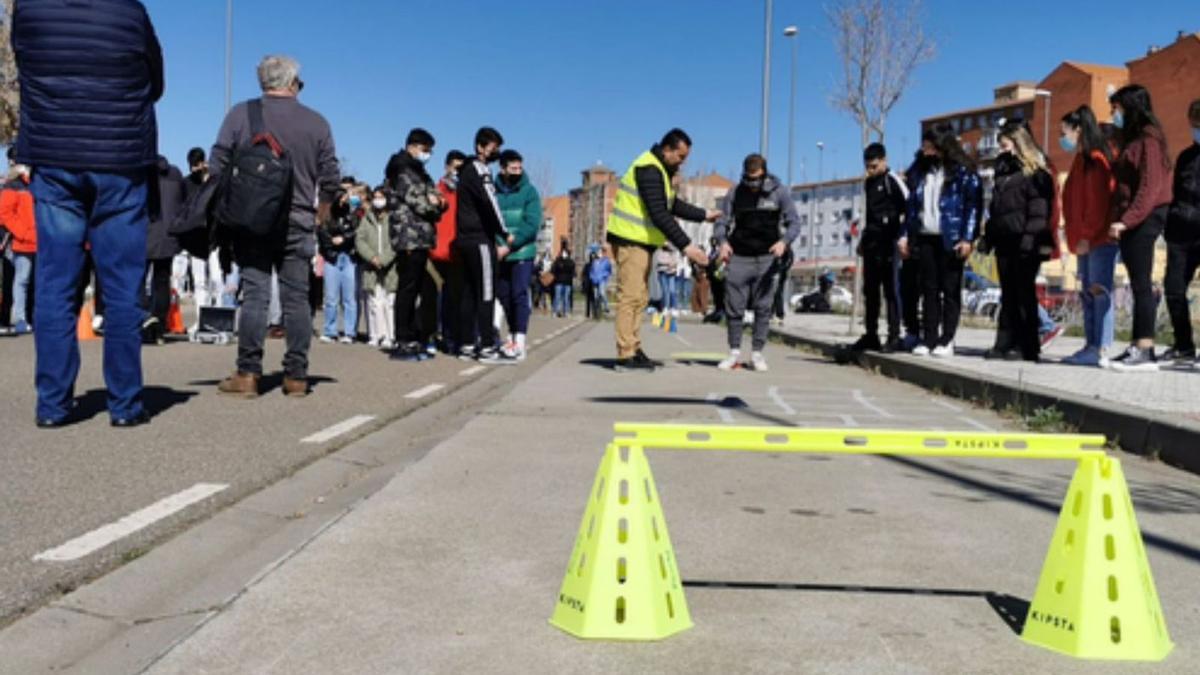 Taller práctico de seguridad vial con alumnos del IES León Felipe. | E. P.