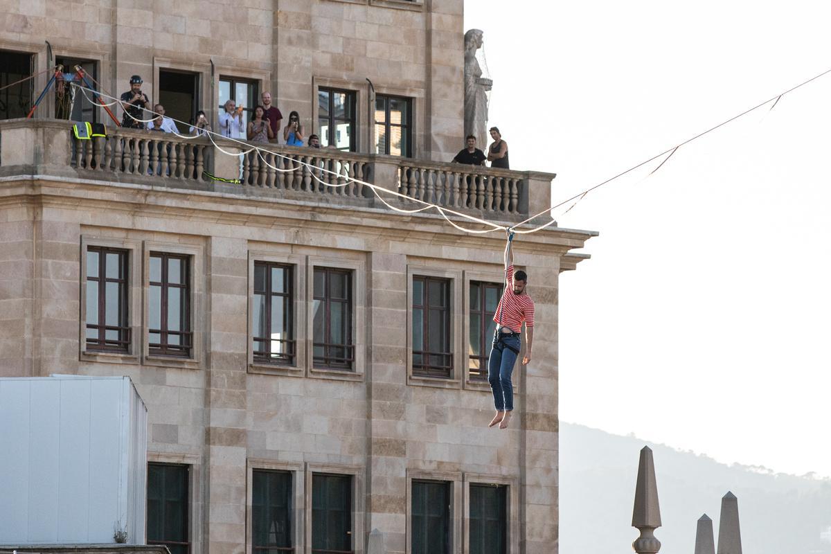 Nathan Paulin, el mejor funambulista del mundo, cruza Barcelona a 70 metros de altura