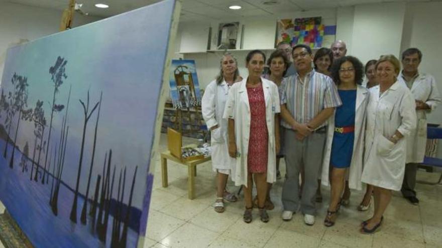 Los alumnos posan junto a Galo Cabezas en el taller donde imparte sus clases de pintura.