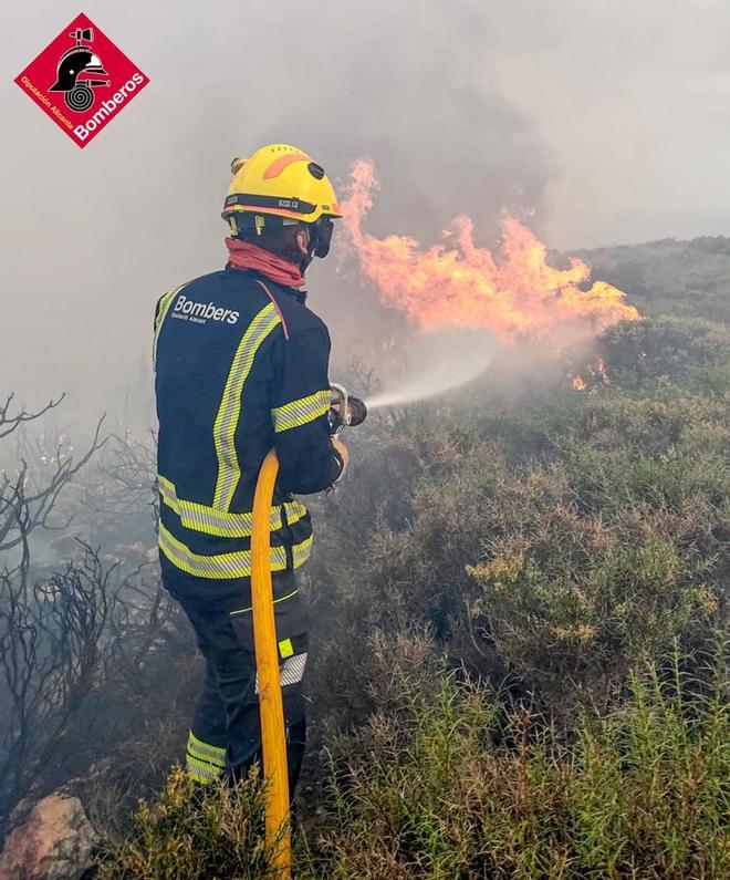 Incendio en la cala Llebeig en Marina Alta